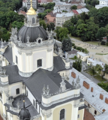 Зі собору Святого Юра у Львові для реставрації зняли пошкоджений хрест