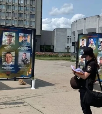 У Сумах невідомий пошкодив один із банерів на Алеї Слави