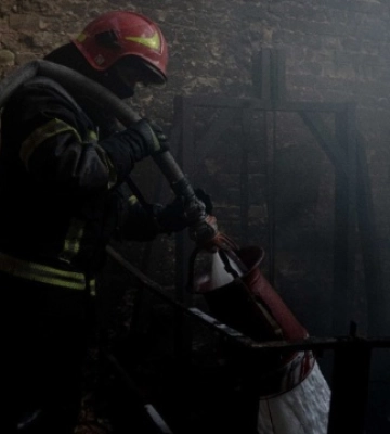 У Києві після масованого обстрілу ще гасять пожежу на Оболоні