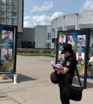 У Сумах невідомий пошкодив один із банерів на Алеї Слави
