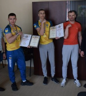 Рахівщина пишається: Два "золота" Чемпіонату Європи з армрестлінгу їдуть на Закарпаття!