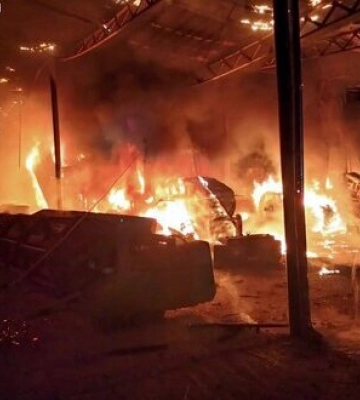 Рашисти атакували місце зберігання сільгосптехніки на Сумщині. Виникла пожежа. ВІДЕО+ФОТОрепортаж