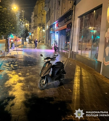 У центрі Львова на тротуарі скутерист збив 80-річну пішохідку
