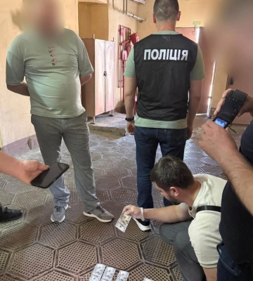Вступ за тисячу доларів: викладач одного з одеських коледжів попався на хабарі