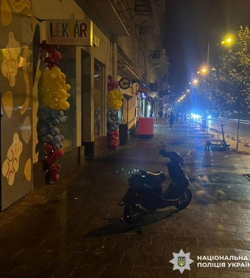 Збив на тротуарі: у центрі Львова скутер наїхав на 80-річну жінку, - ФОТО