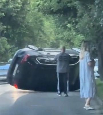 В Ужгороді сталася ДТП: автомобіль перекинувся на бік (ВІДЕО)