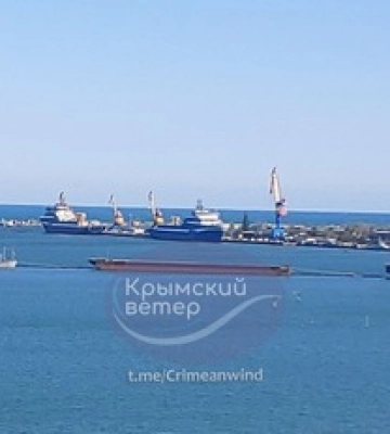 В Керчи оккупанты поставили баржу с элементами пассивной РЭБ на входе в бухту завода &quot;Залив&quot;