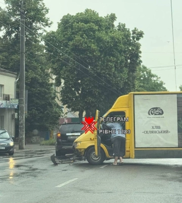 В ДТП у Рівному потрапив хлібовоз