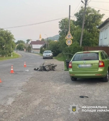 На Тячівщині 11-річний хлопчик на скутері врізався у легковик, наразі він у лікарні