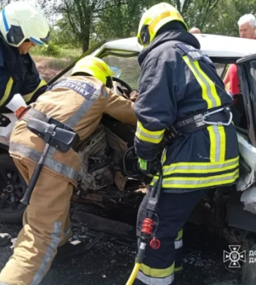 Жорстка ДТП під Кам’янським: рятувальники дістали чоловіка з пошкодженого авто