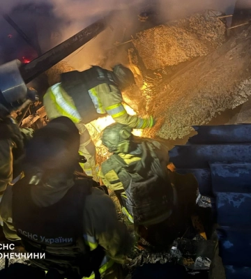 Російські БПЛА вдарили по селищу під Дружківкою: рятувальники дістали з-під завалів будинку тіло жінки