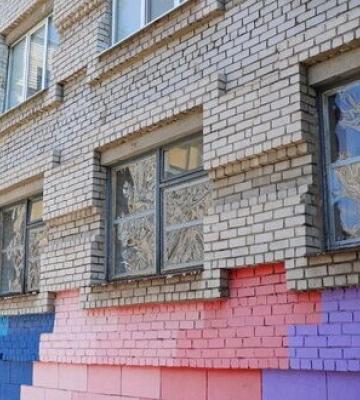 Ударостійкі вікна замість фанери: Метінвест Ахметова профінансує встановлення нових вікон у пошкоджених будинках Запоріжжя