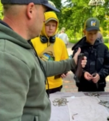 У луцькому парку можна навчитися споряджати магазин автомата