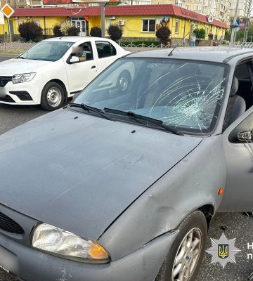 У Черкасах під колеса авто потрапила водійка електросамоката