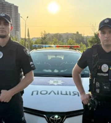 На межі трагедії: у Києві патрульні врятували жінку від непоправного (відео) На межі трагедії: у Києві патрульні врятували жінку від непоправного (відео)