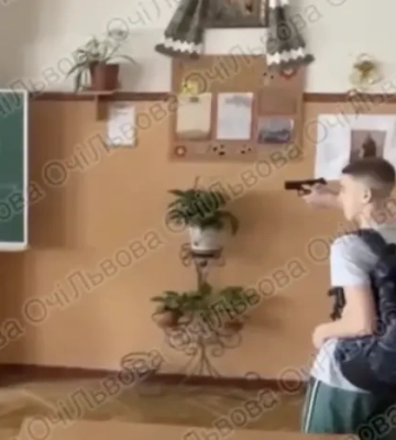 Дев’ятикласник львівської школи стріляв у класі з пневматичної зброї (відео)