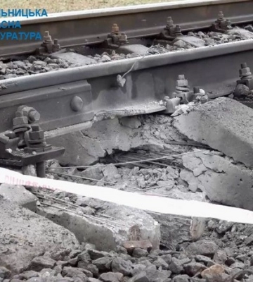 На замовлення російських спецслужб підірвали залізничну колію на Хмельниччині – судитимуть двох диверсантів