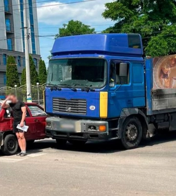 На перехресті у Кропивницькому легковик не розминувся з вантажівкою 