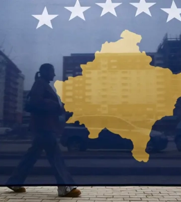 В Приштине с здания сняли флаг Украины после заявления Зеленского о Косово