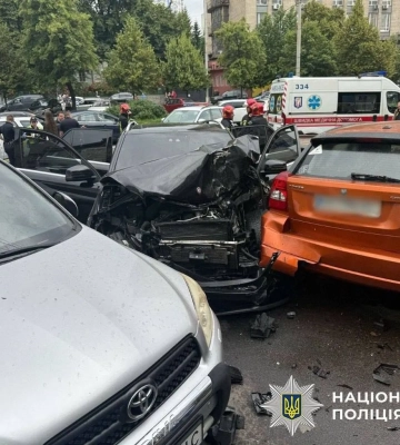 В Киеве на проспекте столкнулись четыре автомобиля: трое пострадавших