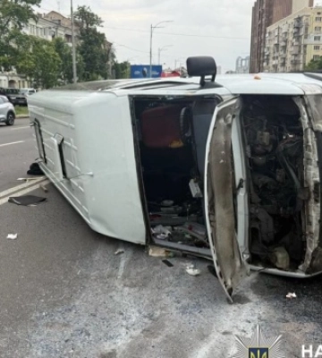 Масштабна ДТП у Києві: перекинувся пасажирський мікроавтобус, є травмовані