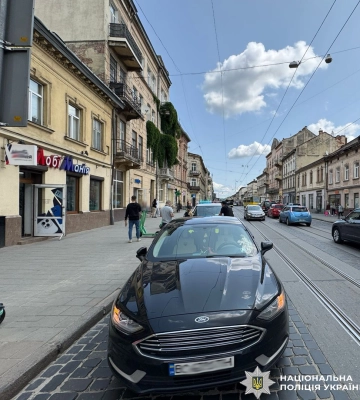 У Львові старенька жінка потрапила під колеса легковика та до лікарні. ФОТО