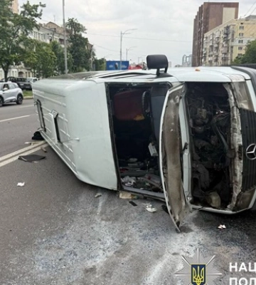 Посреди проспекта в Киеве перевернулся микроавтобус