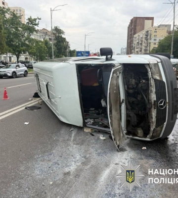 Масштабна ДТП у Києві: перекинувся пасажирський мікроавтобус, є травмовані