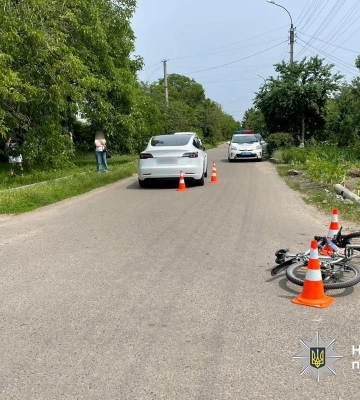 У Черкасах на перехресті водійка Тесли збила неповнолітнього велосипедиста: він у лікарні (ФОТО)