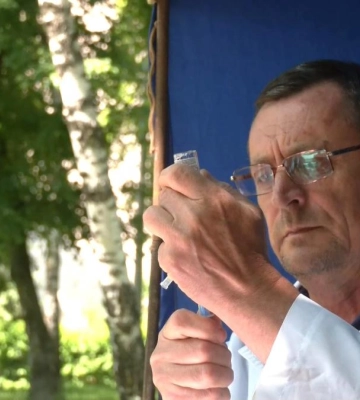 Щеплення від сказу просто у дворі: у Рівному працюють мобільні пункти вакцинації домашніх тварин (ВІДЕО)