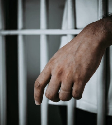 Суд відправив за ґрати чоловіка за неправдиве повідомлення про мінування речового ринку в Івано-Франківську
