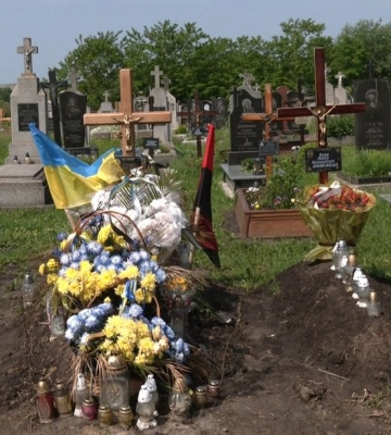 Думали, что похоронили рядом с матерью: во Львовской области оплакивали бойца, который жив и в плену