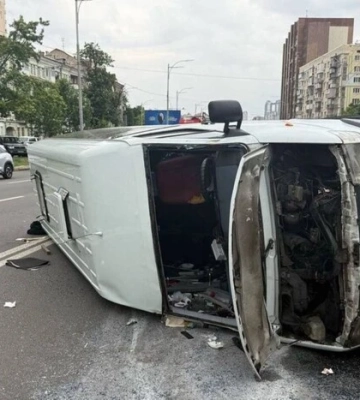 Масштабна ДТП у Києві: перекинувся пасажирський мікроавтобус, є травмовані