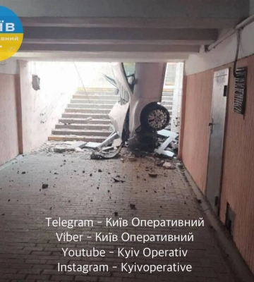 У Києві автомобіль впав у підземний перехід біля станції метро «Либідська» 
