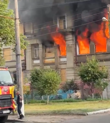 В Харькове загорелось здание ТЦК