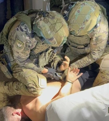 У Вінниці поліція затримала чоловіка, який побив жінку та стріляв у перехожого