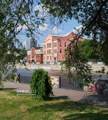 Харків знову під атакою ворожих дронів, ворог поцілив по Шевченківському району міста