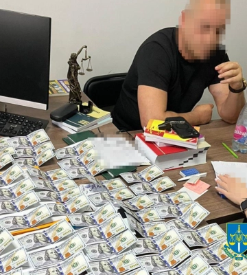 Працівник лікарні за 17 тис. доларів оформлював інвалідність для утікачів