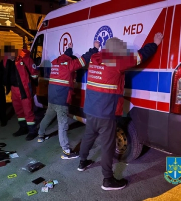 Перевозив на швидкій: на Закарпатті поліцейського підозрюють у переправленні чоловіків за кордон