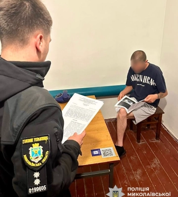 У Первомайську поліцейські затримали чоловіка, який вдарив товариша ножем у живіт