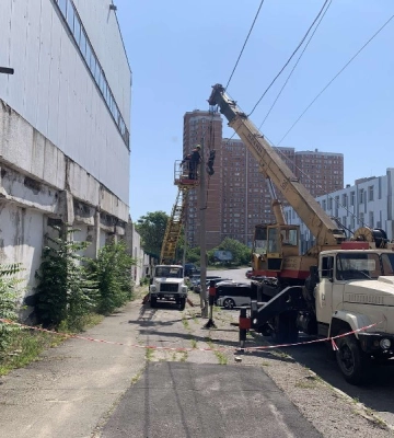 В Одесі комунальники проводять заміну аварійних опор вуличного освітлення