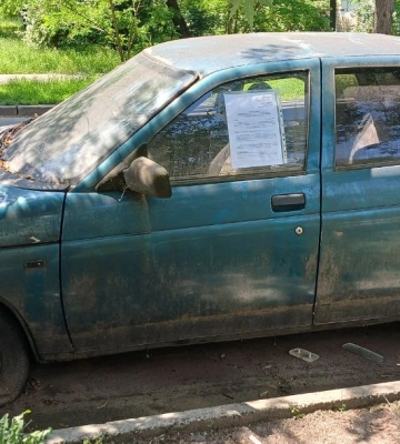 У Києві активізувалася евакуація покинутих машин: попередження для автовласників з’явилися в Дніпровському районі