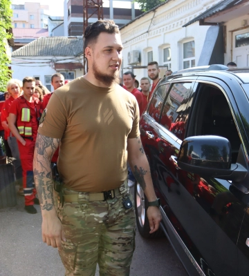 Працівники Черкаської екстренки передали бойовим медикам позашляховик (ФОТО)