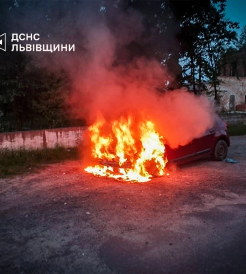 У Винниках під час руху загорівся легковик