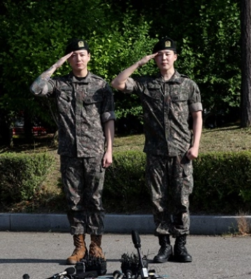 Четверо участников BTS завершили военную службу