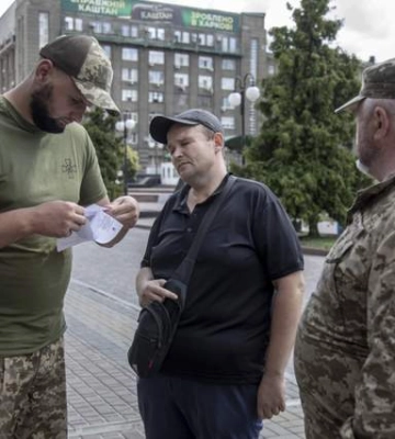 В Николаеве мужчина ударил военнослужащего ТЦК: против него применили силу
