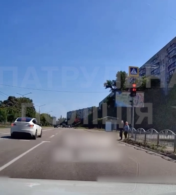 “Зухвалі порушення ПДР”: копи показали, як Tesla розсікала на “червоний” 