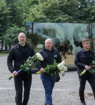 Шмигаль у Дніпрі вшанував пам'ять загиблих героїв, які боролися за свободу України