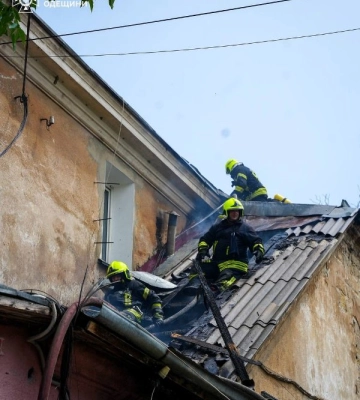 В Одесі на Молдаванці загорівся двоповерховий будинок