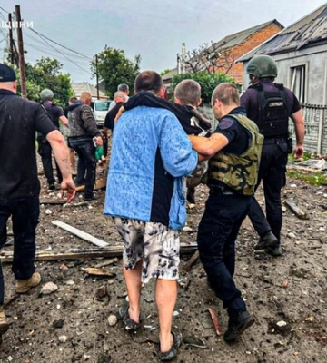 Из-под завалов спасли мать с ребенком: РФ атаковала Золочев КАБами
